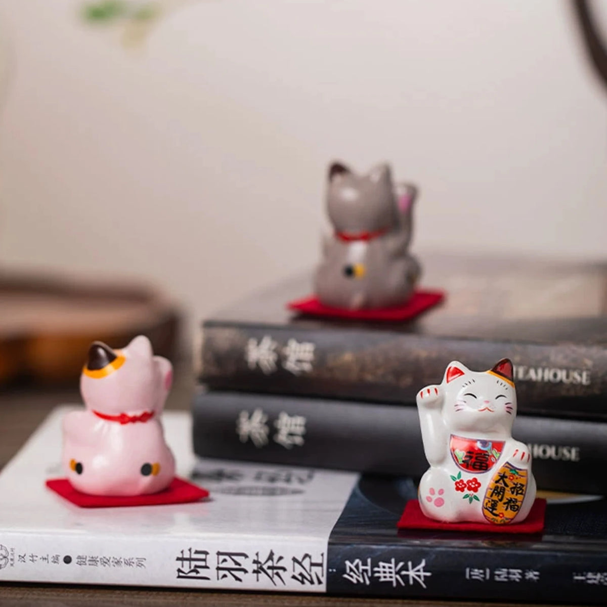 Maneki Neko Lucky Cat Figurine 4.5cm Ceramic Japanese Style Fortune Cat Desk Decor for Home Office Housewarming Gift Ideas