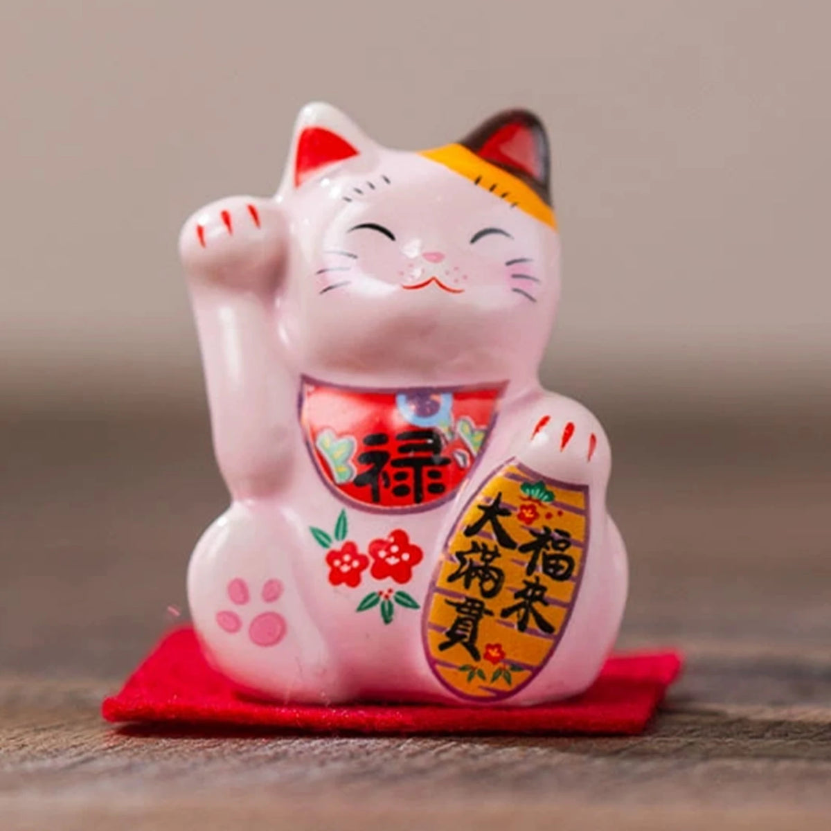 Maneki Neko Lucky Cat Figurine 4.5cm Ceramic Japanese Style Fortune Cat Desk Decor for Home Office Housewarming Gift Ideas