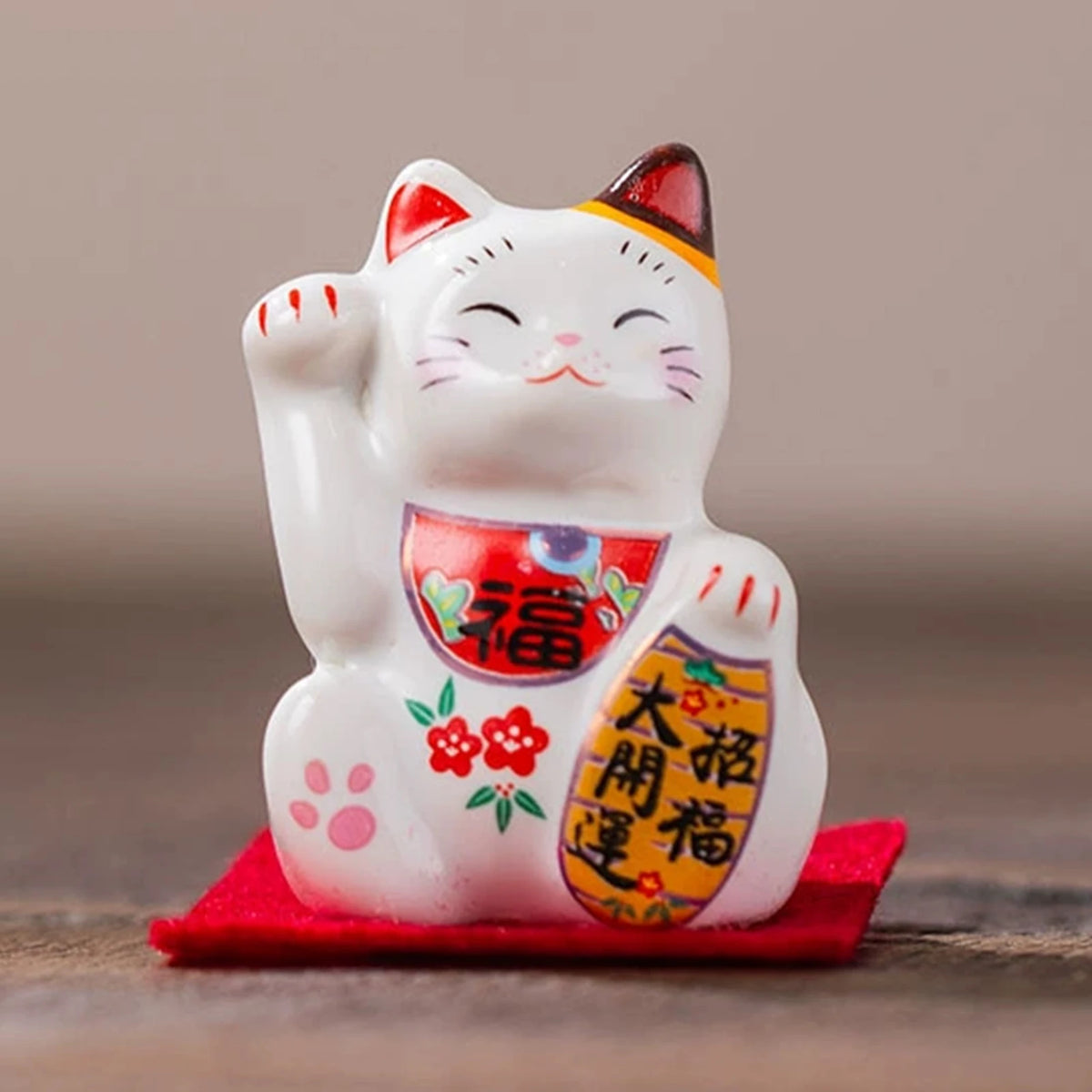 Maneki Neko Lucky Cat Figurine 4.5cm Ceramic Japanese Style Fortune Cat Desk Decor for Home Office Housewarming Gift Ideas