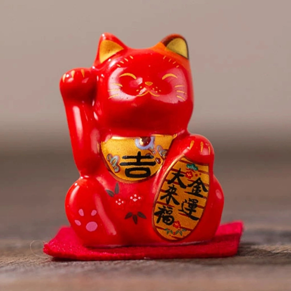 Maneki Neko Lucky Cat Figurine 4.5cm Ceramic Japanese Style Fortune Cat Desk Decor for Home Office Housewarming Gift Ideas